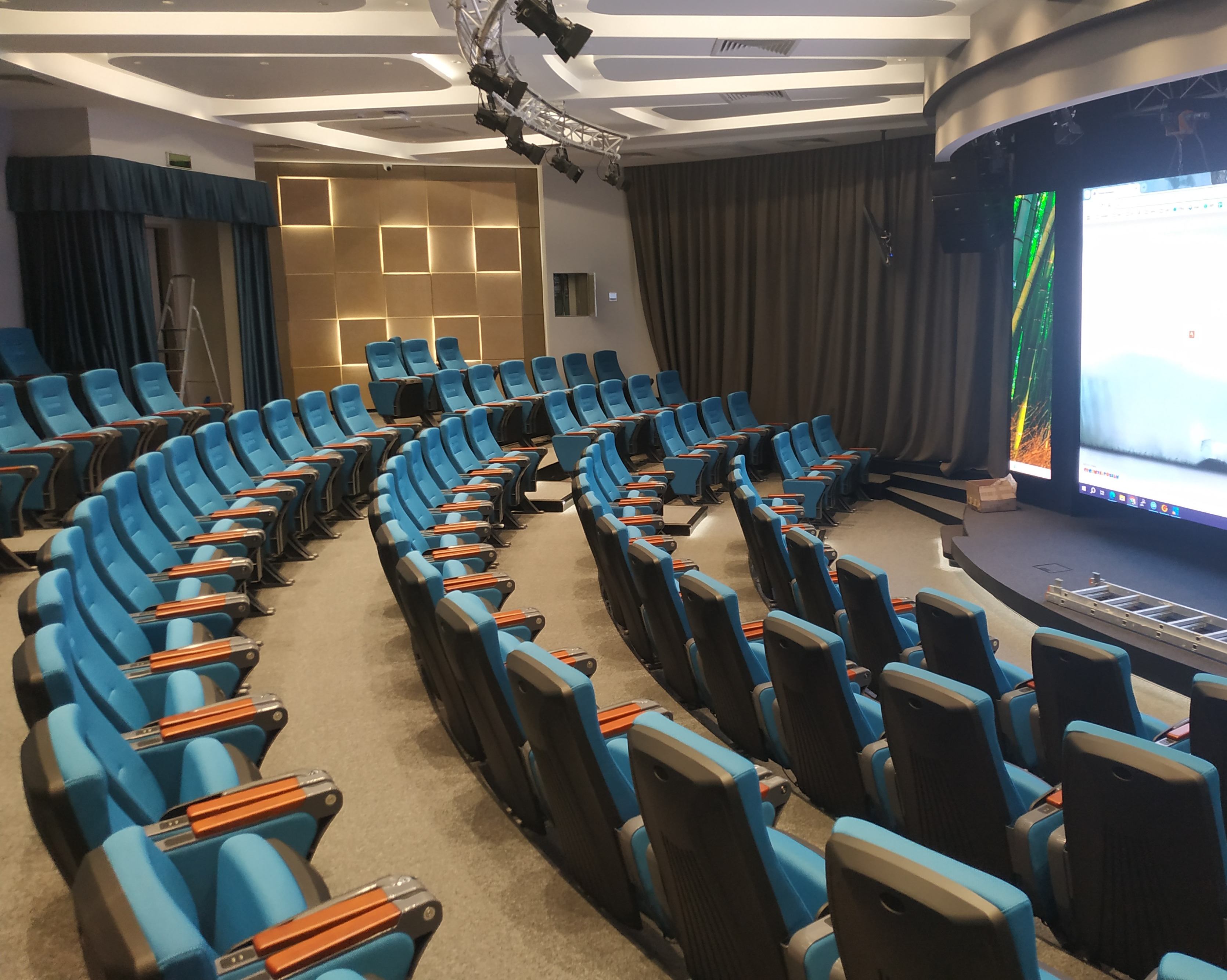 Функции и преимущества аудиторных кресел(图1)